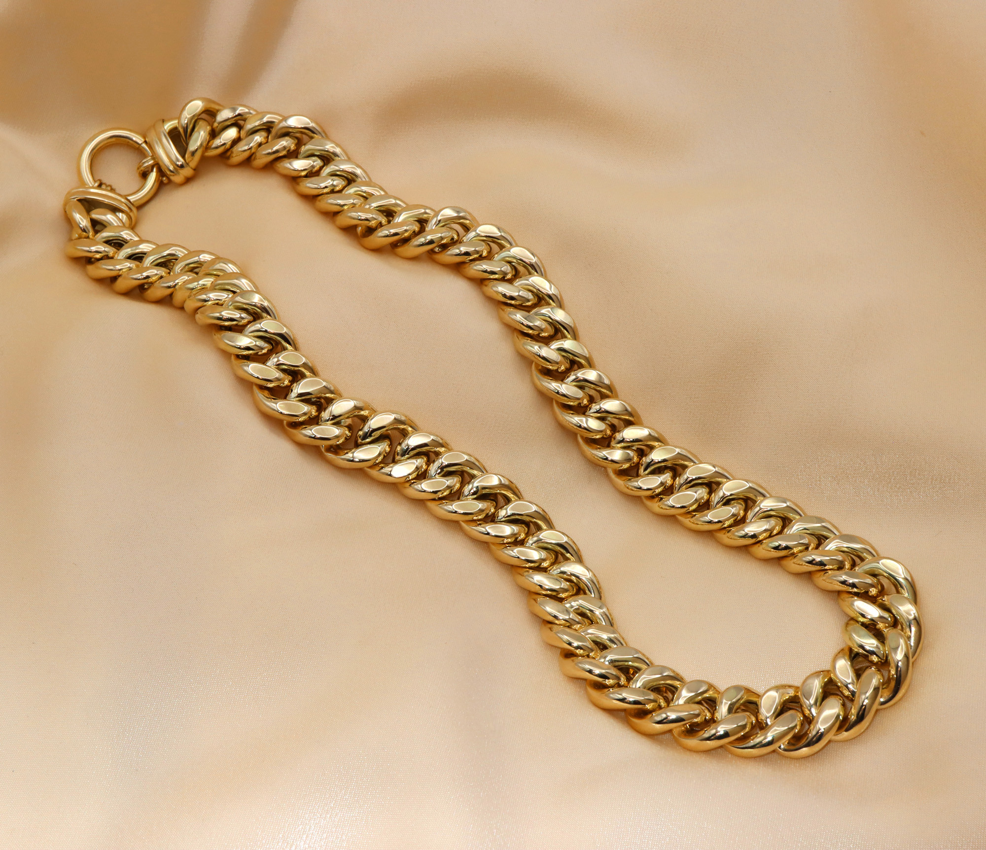 Gold Panzercollier in Gelbgold 585, 140 Gramm, Detailansicht auf samtigem Hintergrund