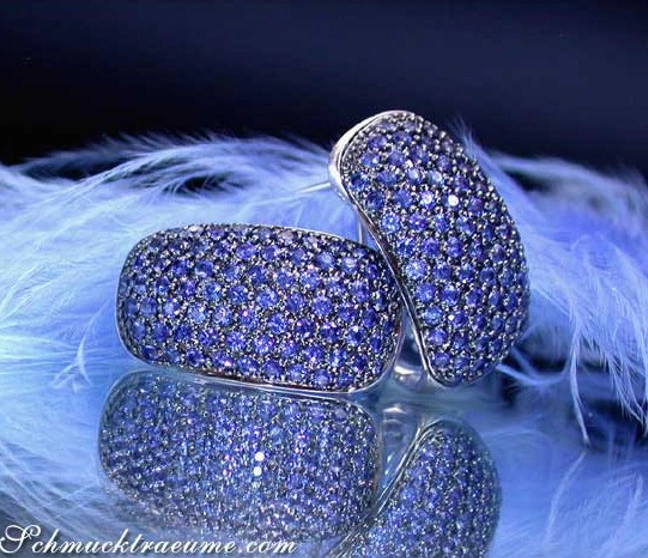 Weißgold 585 Ohrringe mit funkelnden Saphiren, detailreich, elegant, auf Federbett liegend Weißgold 585 Ohrringe mit funkelnden Saphiren, detailreich, elegant, auf Federbett liegend