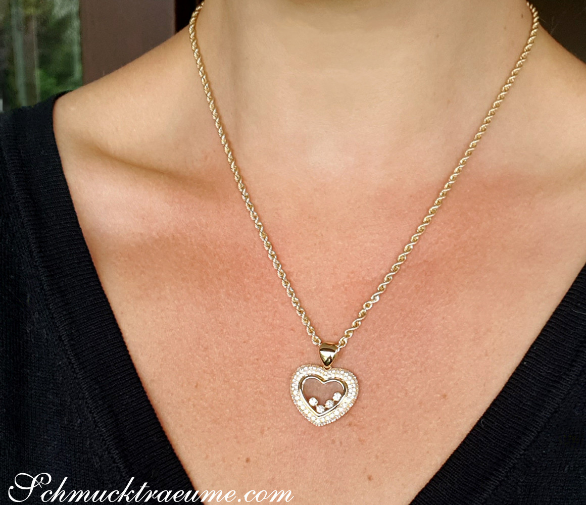 Goldener Herzanhänger mit Brillanten auf Halskette, Detailansicht
