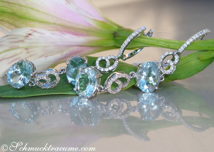 Detail der Aquamarin-Diamant-Ohrgehänge in Weißgold, elegant in Bewegung