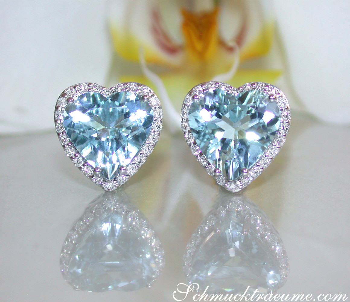 Herzformige Aquamarin-Ohrstecker mit Diamantbesatz in Weißgold 585