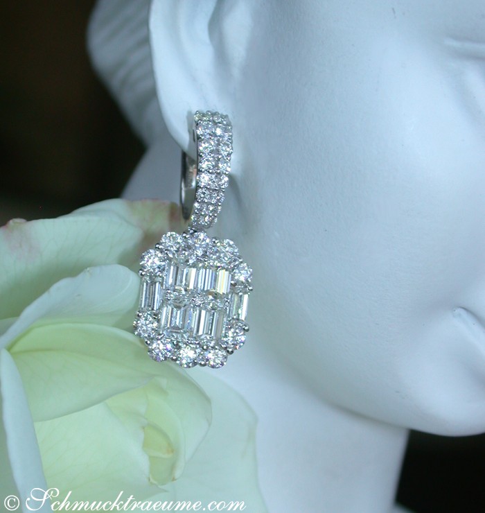 Weißgold-Ohrstecker mit Brillanten, detailreich, auf Mannequin mit Rose, elegant.