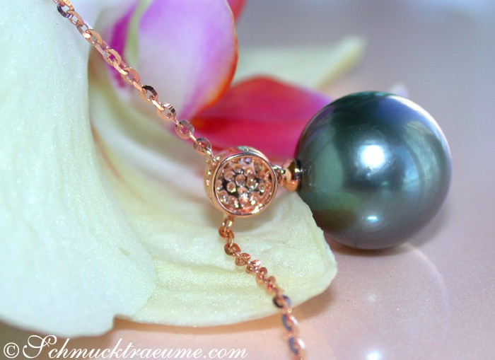 Tahitiperlen-Anhänger mit Diamanten in Roségold, detailreich, elegant, auf Blüte liegend.