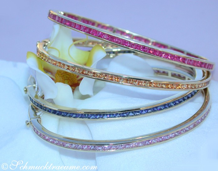 Armreif aus Gelbgold mit orangen Saphiren, detailreich, elegant gestaltet