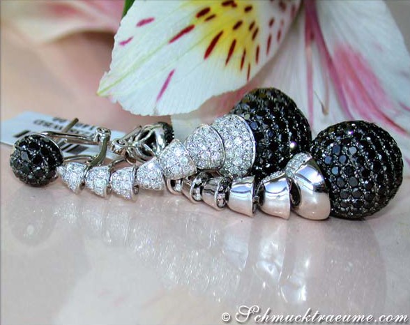 Schwarze Diamant-Ohrringe mit langen Ohrgehängen, Weißgold 750, auf Blume liegend