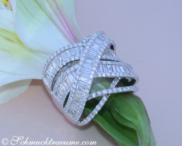 Weißgoldring mit Baguette-Diamanten, überkreuzte Struktur, auf Blume getragen