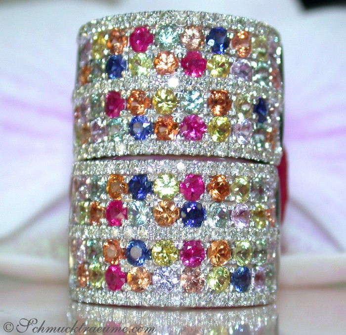 Weißgold 585 Ohrstecker mit farbenfrohen Saphiren und Brillanten, Detailaufnahme