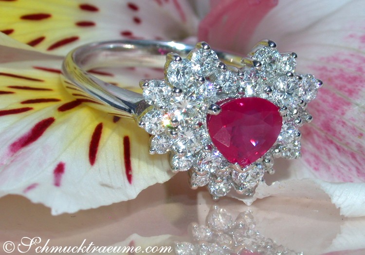 Erlesener Rubin Ring mit Brillanten im Herz Design aus Weißgold 750