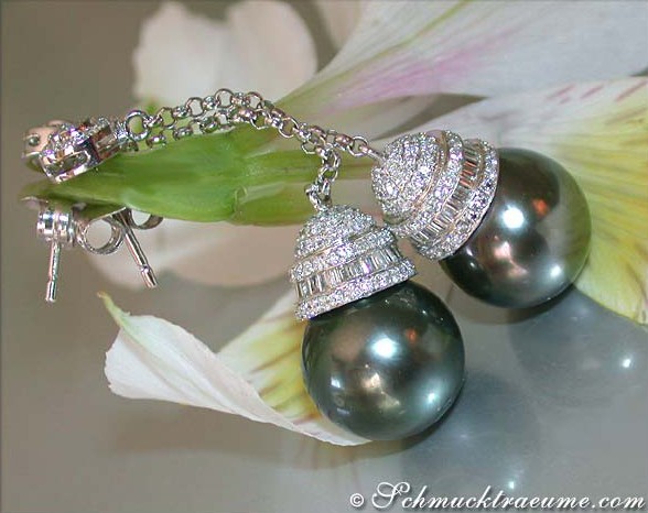 Tahitiperlen-Ohrgehänge in Weißgold mit 1.360 Karat Diamanten