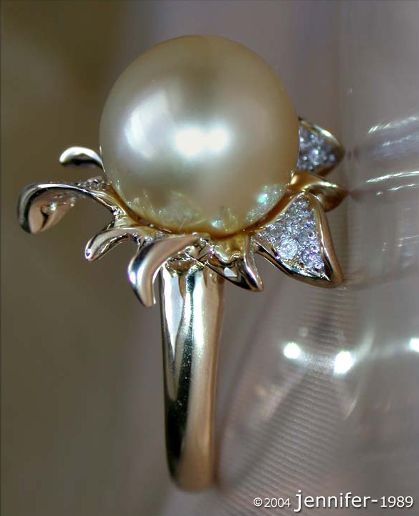 Blütenring aus Gelbgold 585 mit 12-13 mm Südseeperle und Diamanten, Detailaufnahme.