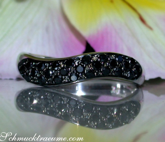 Geschwungener schwarze Diamanten Ring - Image 1 Geschwungener schwarze Diamanten Ring - Image 1