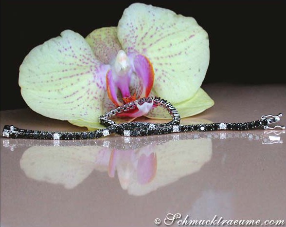 Orchideenblüte mit Tennisarmband aus Weißgold und schwarzen Diamanten