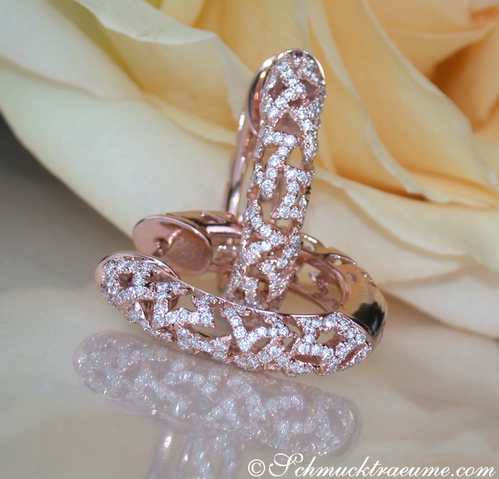 Detailansicht von Creolen im Stern-Design, 0.950 Karat Diamanten in TW VS-Qualität, Roségold 585