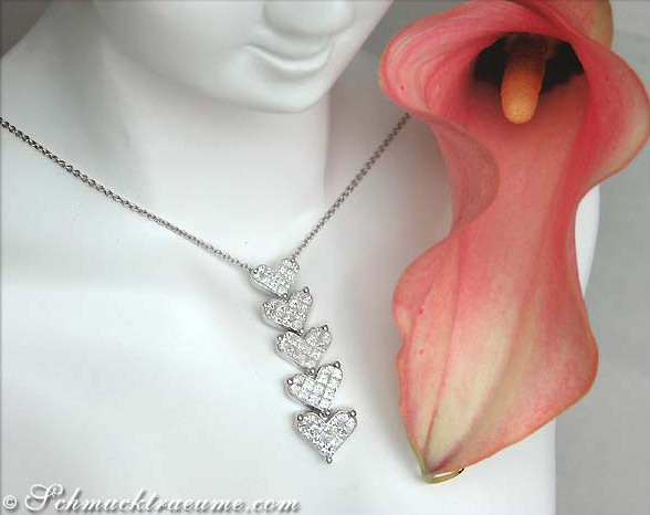 Diamant-Herz-Collier mit 1.770 Karat, TW VS, in Weißgold 750, Detailaufnahme auf Halskette mit Kallililie