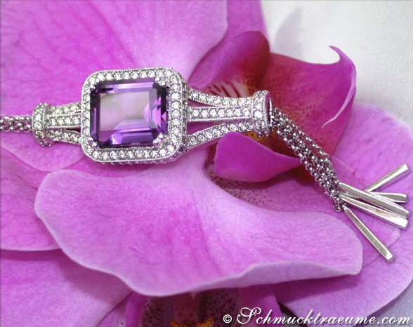 Weißgold-Collier mit Amethyst und Brillanten auf Blütenblatt
