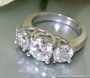 Dreier-Ring aus Platin mit drei Brillant-Solitären, Detailaufnahme.