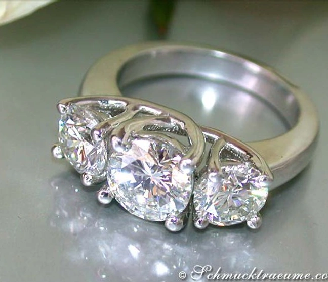Dreier-Ring aus Platin mit drei Brillant-Solitären, Detailaufnahme. Dreier-Ring aus Platin mit drei Brillant-Solitären, Detailaufnahme.