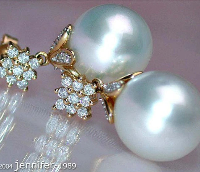 Südseeperlen-Ohrhänger im Carré-Design mit Diamanten, Gelbgold 585, Detailaufnahme Südseeperlen-Ohrhänger im Carré-Design mit Diamanten, Gelbgold 585, Detailaufnahme