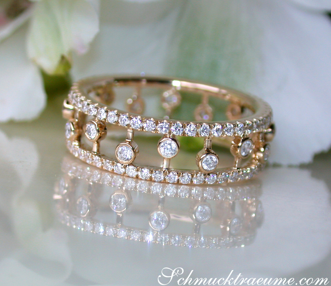 Goldener Diamantring mit funkelnden Steinen, Detailaufnahme, elegant und elegant.