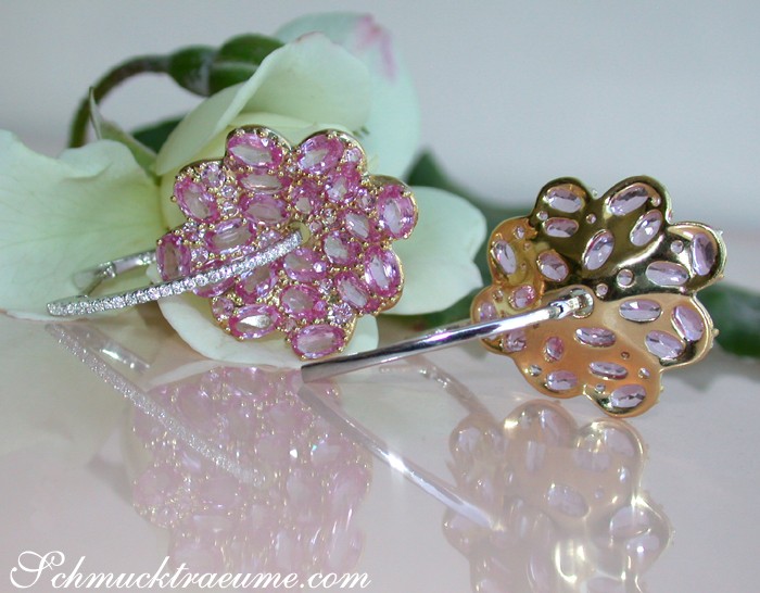 Goldene Blütenohrringe mit rosa Saphiren, Detailaufnahme, elegant und luxuriös.