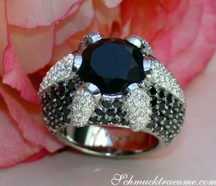 Schwarz-weißes Onyx-Ring mit Diamanten in Weißgold 750