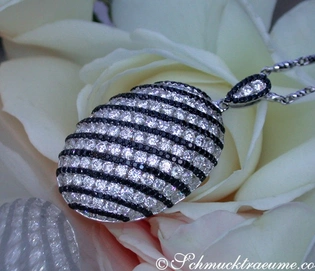 Schwarz-weiß-diamantierter Anhänger mit 4.390 Karat in Weißgold 750, Detailaufnahme.