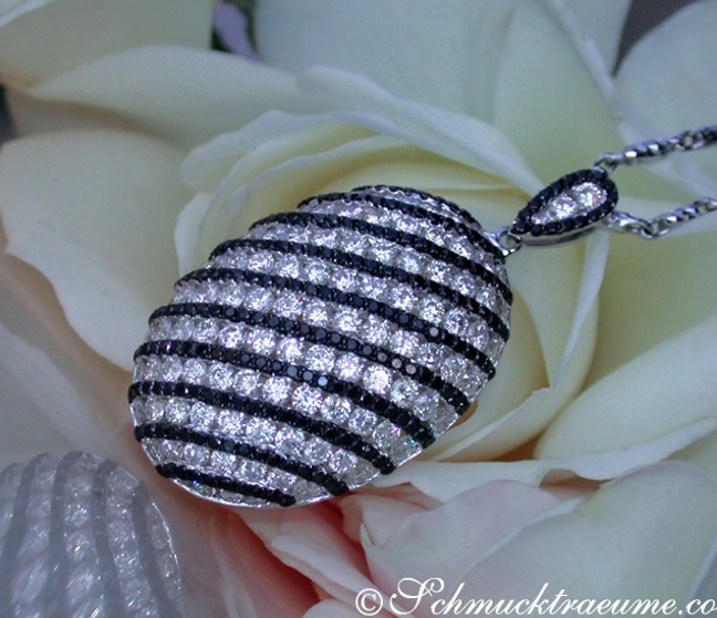 Prachtvoller Anhänger mit schwarzen Diamanten - Image 1 Prachtvoller Anhänger mit schwarzen Diamanten - Image 1