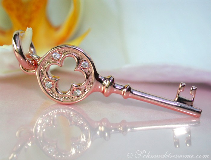 Zarter Diamantenschlüssel-Anhänger in Roségold, Detailaufnahme mit Glanz und Eleganz