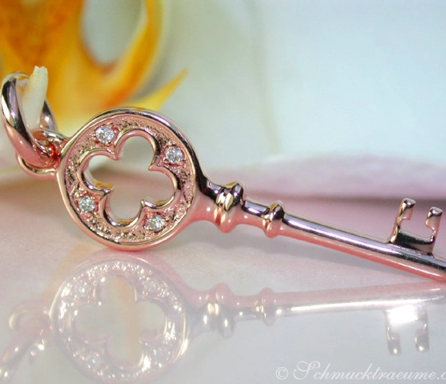 Zarter Diamantenschlüssel-Anhänger in Roségold, Detailaufnahme mit Glanz und Eleganz Zarter Diamantenschlüssel-Anhänger in Roségold, Detailaufnahme mit Glanz und Eleganz