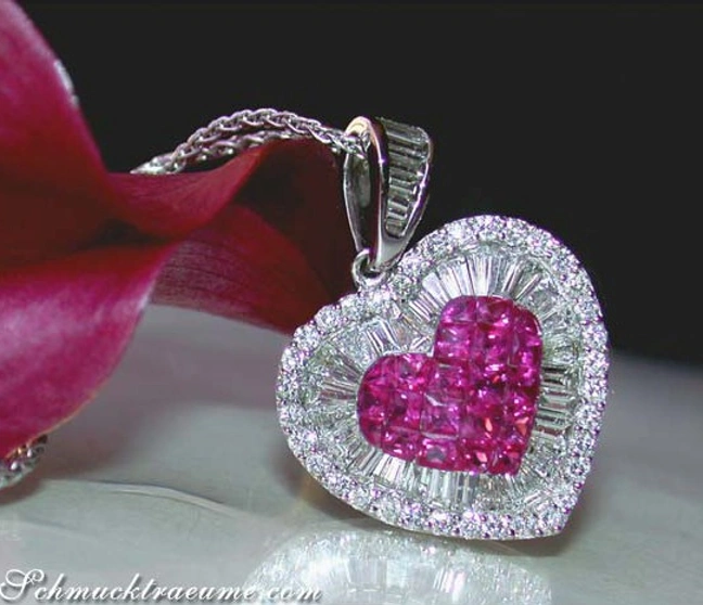 Herz-Anhänger aus Weißgold mit Rubin und Diamanten, detailreich, auf Rosenblatt platziert Herz-Anhänger aus Weißgold mit Rubin und Diamanten, detailreich, auf Rosenblatt platziert