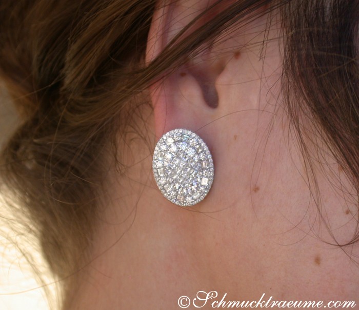 Erlesene Brillanten Ohrstecker mit Princess & Baguette Diamanten in Weißgold 750 getragen