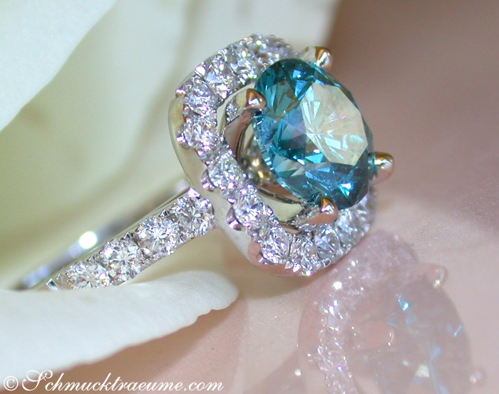 Weißgoldring mit blauem Diamant und Diamantbesatz, Detailansicht