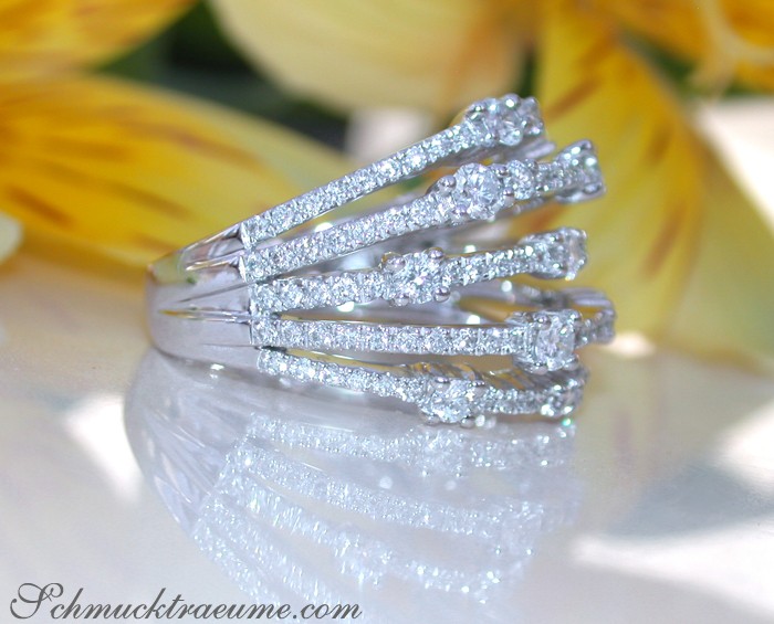 Weißgold-Diamant-Ring mit mehreren Reihen, detailreich, elegant, getragen.