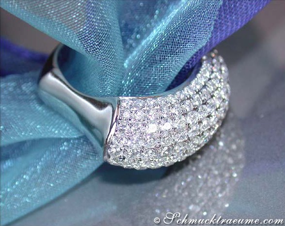 Weiße Diamant-Pavé-Ring in Weißgold 750: Luxuriöse Schmuckstück mit funkelnden Steinen