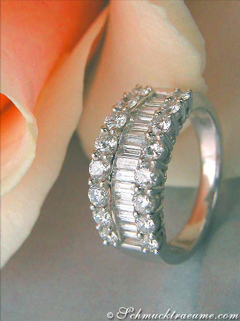 Stattlicher Platin-950-Brillantenring mit Baguette-Diamanten, detailreich getragen.