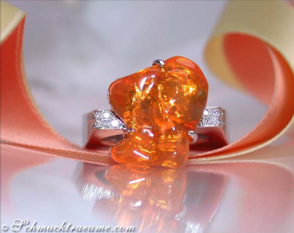 Feueropal-Ring mit Brillanten auf Schleife, Detailaufnahme, futuristischer Stil