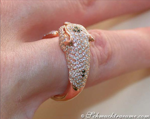 Rosenring mit Diamanten auf Hand, exklusive Verarbeitung