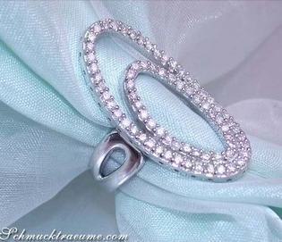 Diamant-Ring im Ellipsen-Design auf hellblauem Stoff, Detailaufnahme