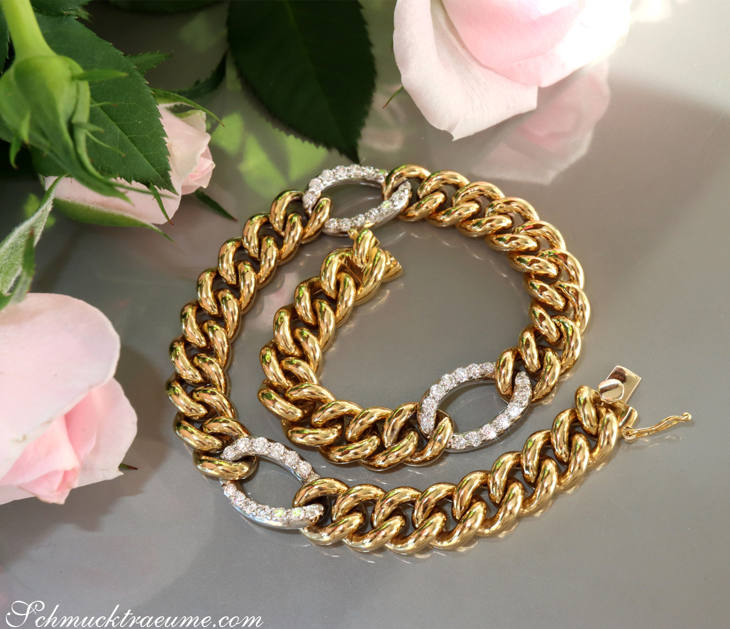 Glanzvolles Panzerarmband aus Gelbgold 750 mit Brillanten, Rosenblüten im Hintergrund