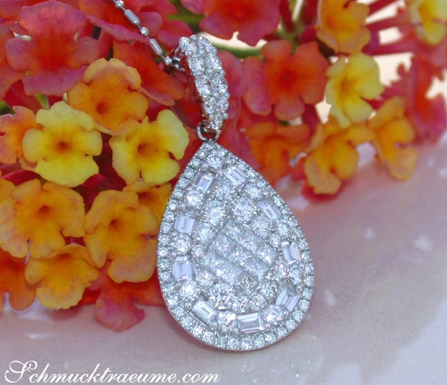 Weißgold-Anhänger mit Diamant-Tropfen, Prinzess- und Baguette-Schliff, vor Blütenhintergrund Weißgold-Anhänger mit Diamant-Tropfen, Prinzess- und Baguette-Schliff, vor Blütenhintergrund