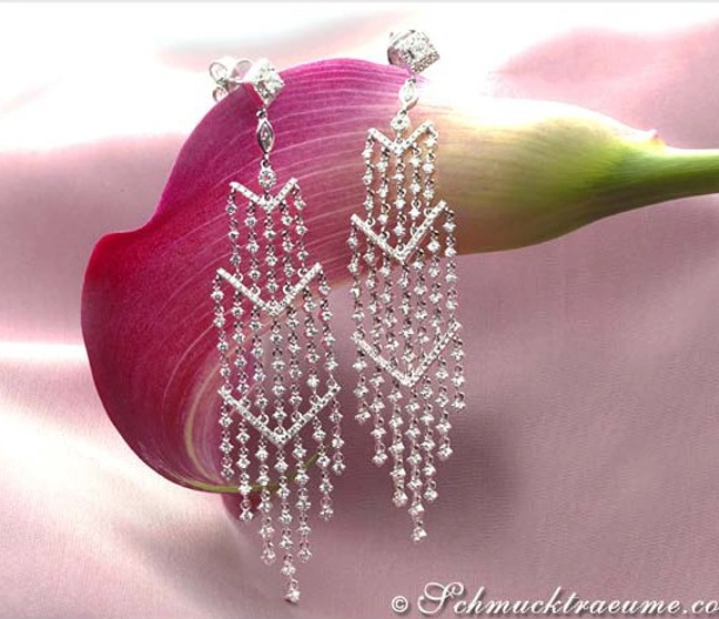 Lange Brillanten-Ohrgehänge mit Diamanten, detailreich, vor Blüte, elegant. Lange Brillanten-Ohrgehänge mit Diamanten, detailreich, vor Blüte, elegant.