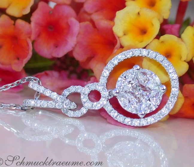 Illusion-Diamantanhänger mit Princess & Marquise in Weißgold, detailreich, auf Blumenhintergrund. Illusion-Diamantanhänger mit Princess & Marquise in Weißgold, detailreich, auf Blumenhintergrund.