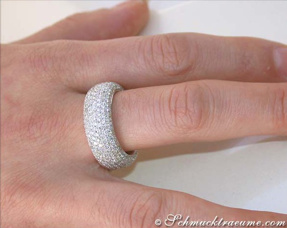 Diamanten-Memory-Ring in Weißgold, 3,63 ct., detailreich, auf Handfinger getragen