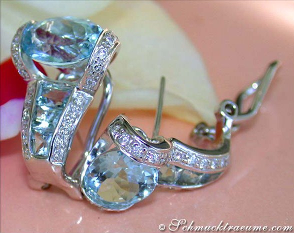 Weißgold-Aquamarin-Ohrstecker mit Brillanten, Detailansicht, glänzende Schmuckstücke