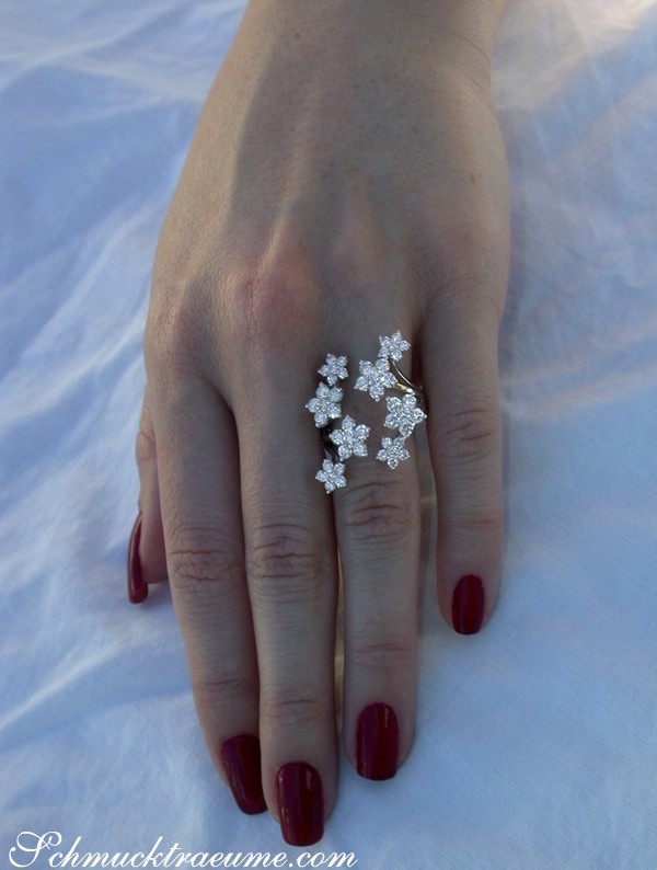 Blütenring aus Weißgold mit funkelnden Brillanten, Detailaufnahme auf Hand
