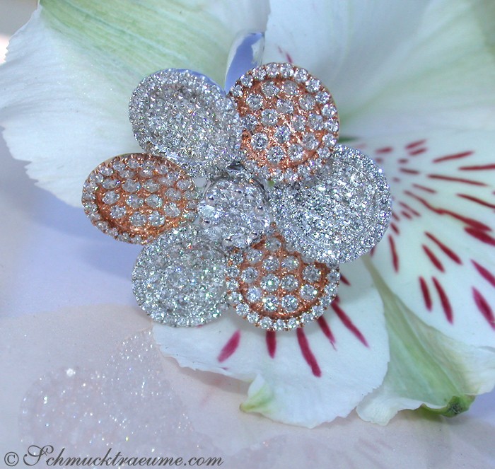 Femininer Brillanten Ring im Blumen Design in Weiß- & Roségold - Image 3
