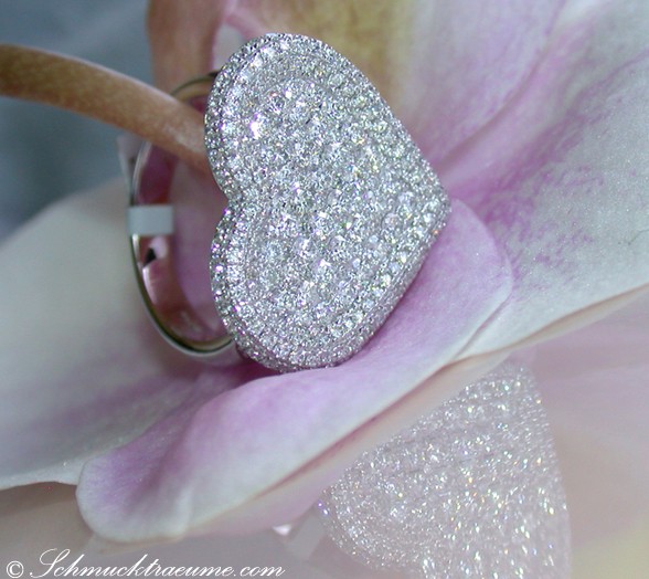 Opulenter Herzring mit 2,36 ct. Brillanten auf Orchidee