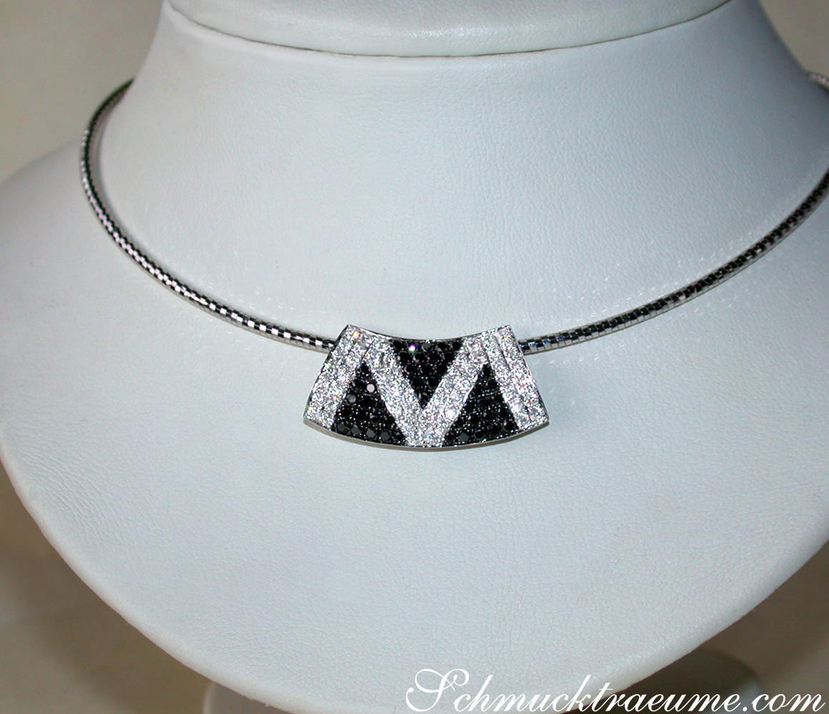 Weißgold-Anhänger mit Zick-Zack-Diamant-Design auf Halsbügel-Statue