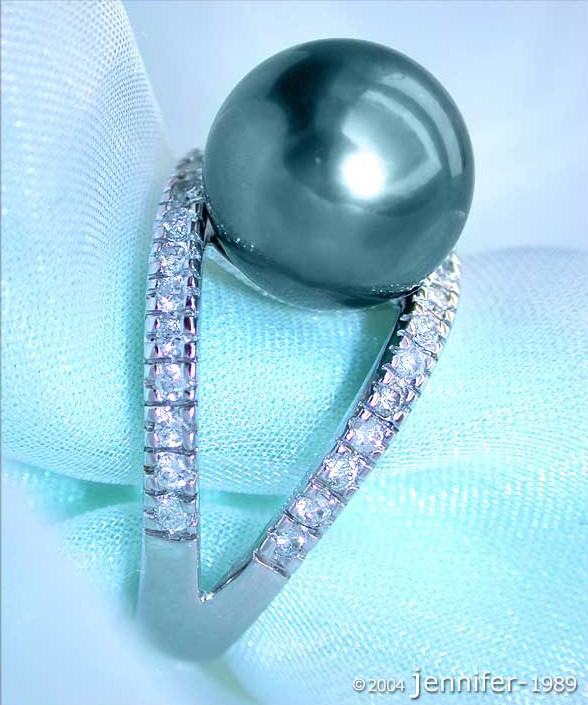 Weißgold-Ring mit Tahitiperle und Diamanten, Detailaufnahme, elegant und modern.