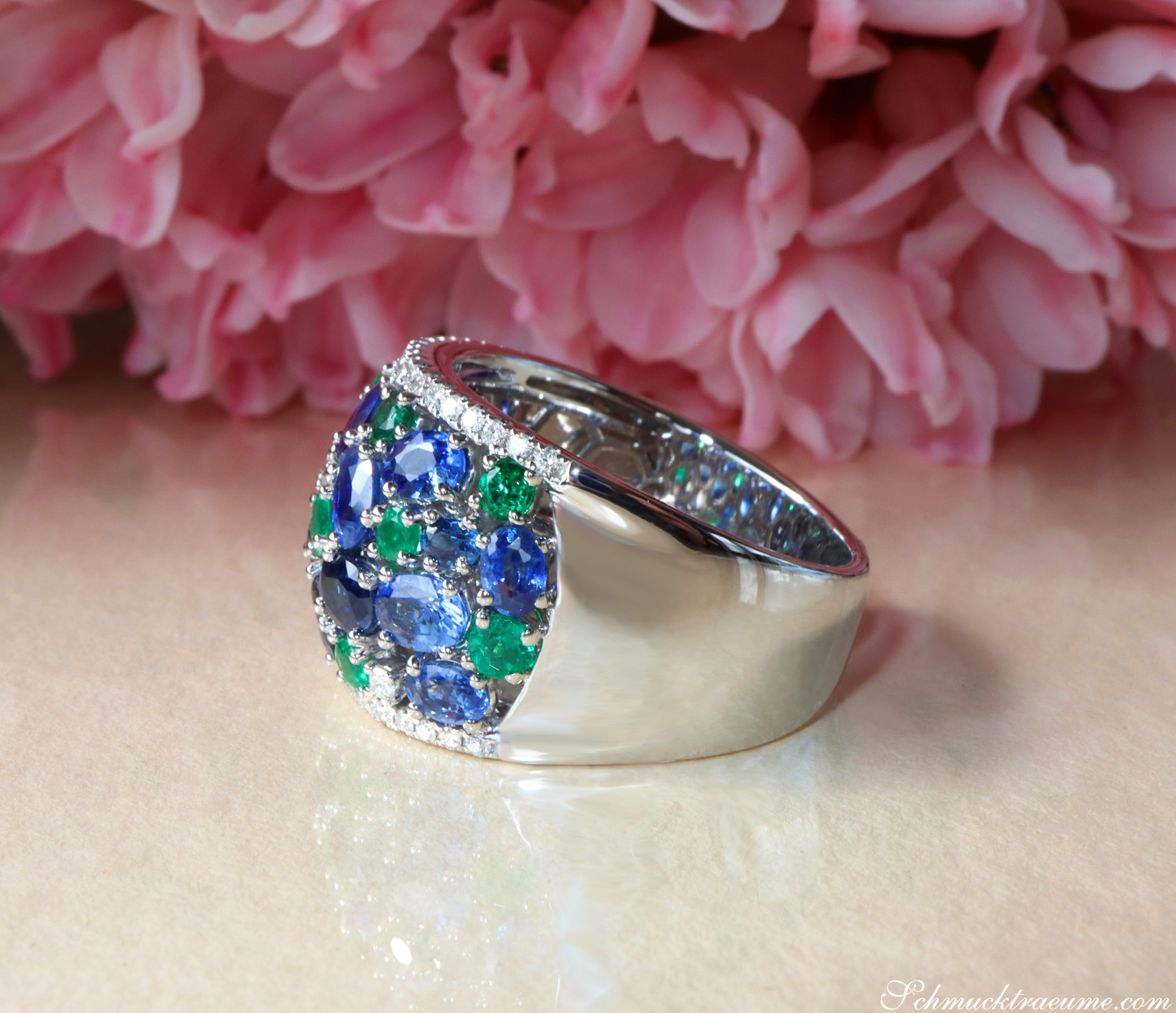 Fabelhafter Saphir Ring mit Smaragden und Brillanten - Image 11